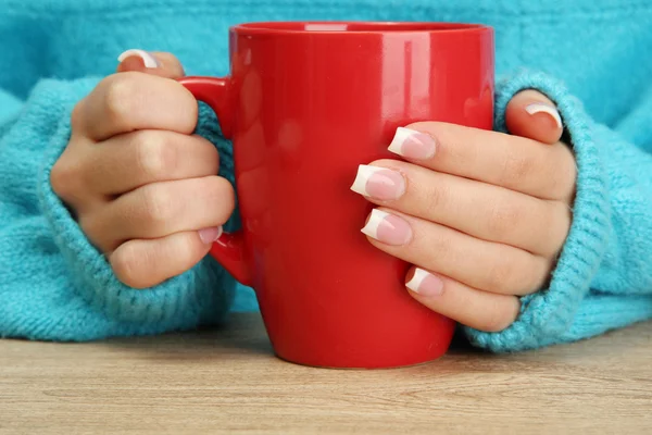 bir fincan tutan eller sıcak içecek, yakın çekim