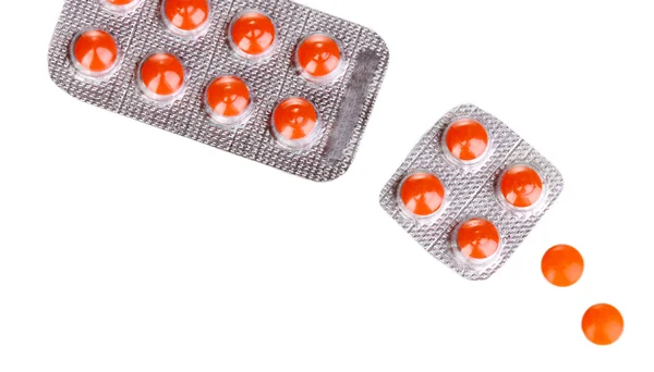 Tabletten in Blasen isoliert auf weiß verpackt — Stockfoto