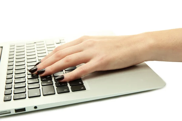 Жіночі руки пишуть на ноутбуці, ізольовані на білому — стокове фото