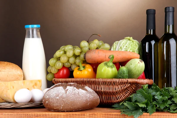 Composición con verduras en canasta de mimbre sobre fondo marrón — Foto de Stock