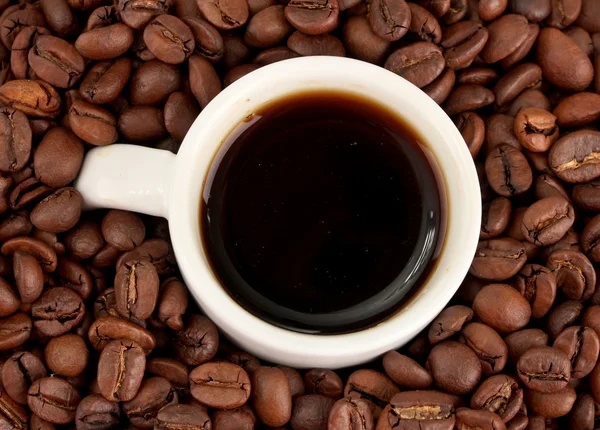 Tazza di caffè su sfondo marrone — Foto Stock