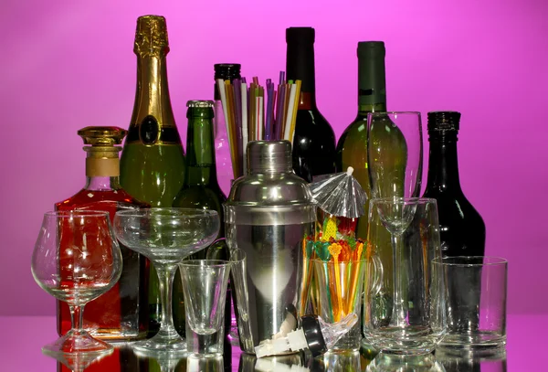 さまざまなガラスや色の背景上の飲み物のコレクション — ストック写真