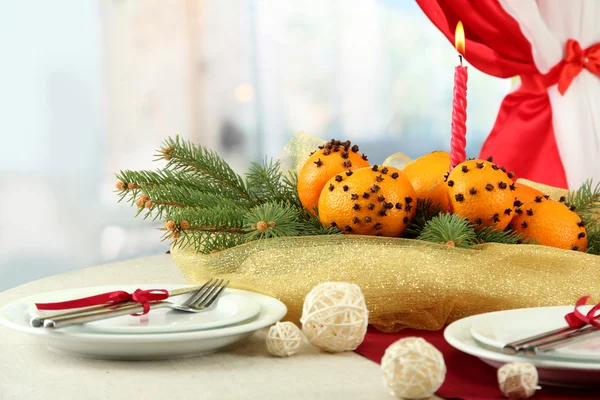 Belo cenário de mesa de Natal com tangerinas e abeto, close-up — Fotografia de Stock