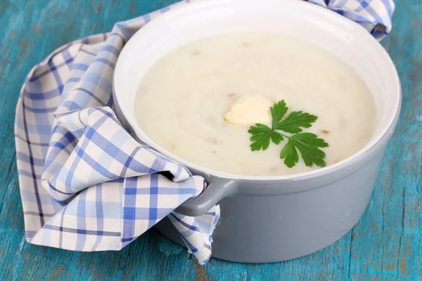 Kartoffelbrei im Topf auf blauem Holztisch — Stockfoto