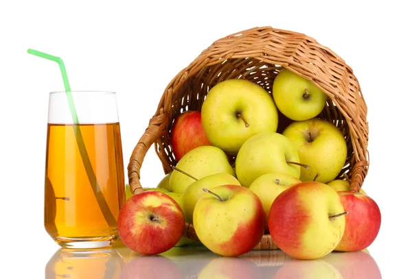 Jugo de manzana útil con manzanas alrededor en cesta aislada en blanco — Foto de Stock