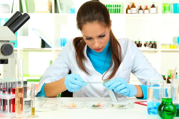 Jovem cientista com placa de Petri em laboratório — Fotografia de Stock