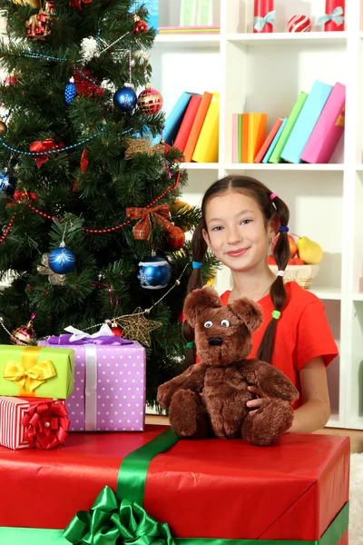 Niña con caja de regalo grande cerca del árbol de Navidad —  Fotos de Stock