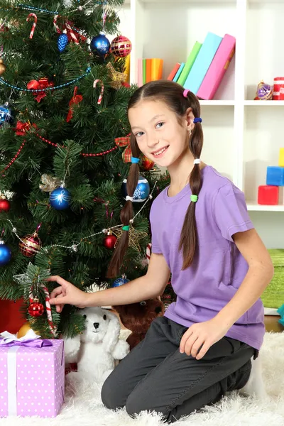 Klein meisje versieren kerstboom — Stockfoto