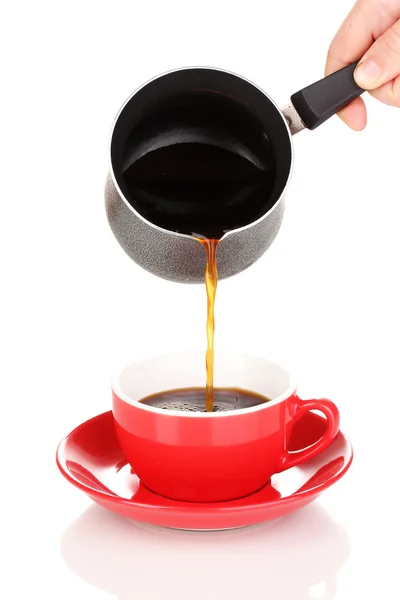 Menuang kopi dalam cangkir terisolasi di atas putih — Stok Foto