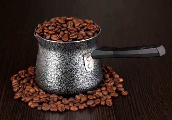 Кофеварка на коричневом столе — стоковое фото
