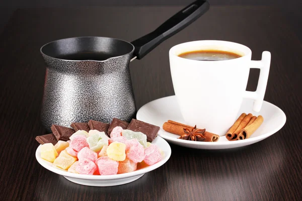 Kopp kaffe med rahat glädje och kaffe potten på träbord — Stockfoto