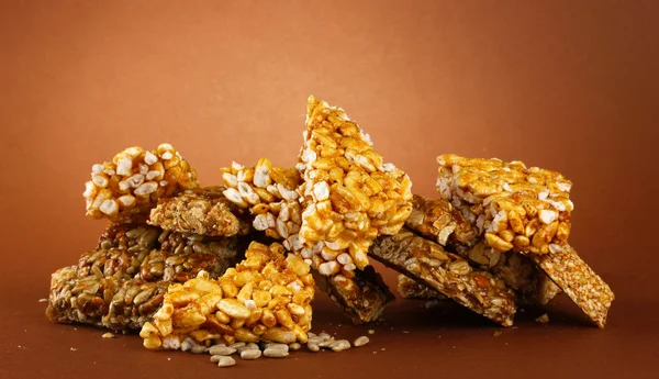 Dulces sabrosos (kozinaki), sobre fondo marrón — Foto de Stock
