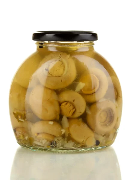 Délicieux champignons marinés en banque isolés sur blanc — Photo