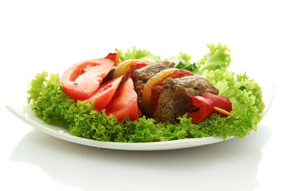 Sabrosa carne a la parrilla y verduras en pincho en el plato, aislado en blanco —  Fotos de Stock