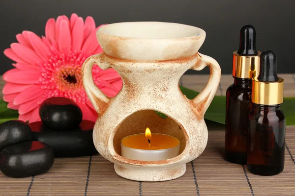 Aromatherapie-Lampe auf grauem Hintergrund — Stockfoto