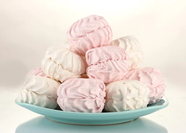 Marshmallows elszigetelt fehér színű tányéron — Stock Fotó