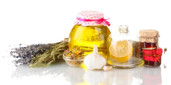 Miele e altri medicina naturale per canna fumaria invernale, isolato su bianco — Foto Stock