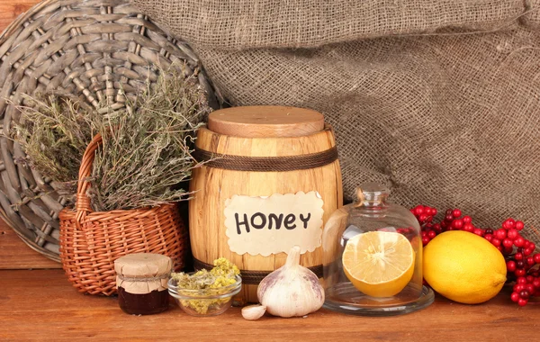 Miele e altri medicina naturale per canna fumaria invernale, su sfondo di legno — Foto Stock