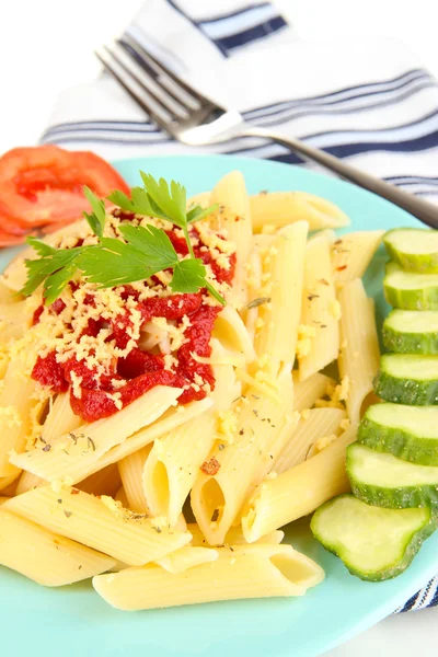 Plato de pasta Rigatoni con salsa de tomate de cerca — Foto de Stock