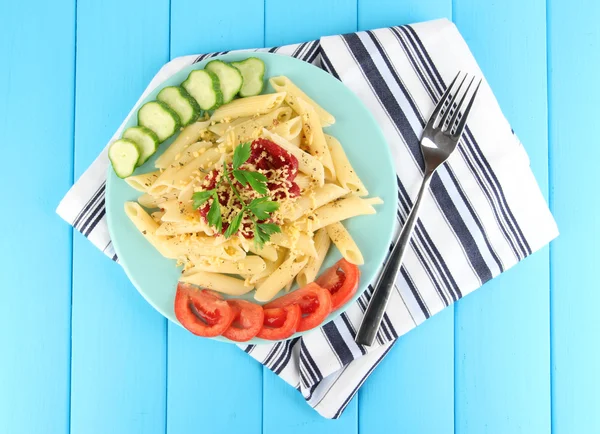 Plato de pasta Rigatoni con salsa de tomate sobre mesa de madera azul —  Fotos de Stock