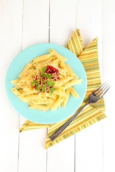 Prato de macarrão Rigatoni com molho de tomate na mesa de madeira branca — Fotografia de Stock