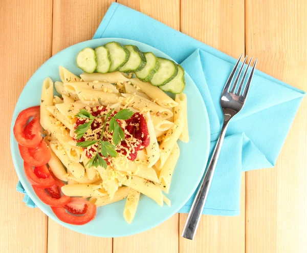 Rigatoni pastarätt med tomatsås på träbord — Stockfoto