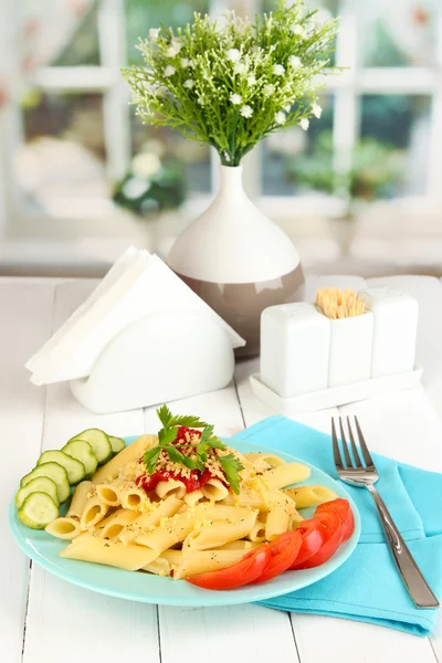 Prato de macarrão Rigatoni com molho de tomate na mesa de madeira branca no café — Fotografia de Stock