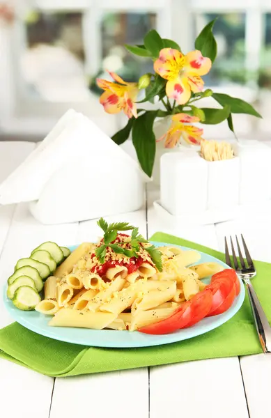 Prato de macarrão Rigatoni com molho de tomate na mesa de madeira branca no café — Fotografia de Stock