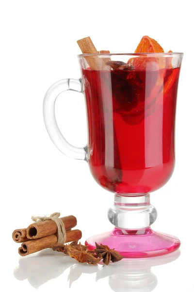 Duftender Glühwein im Glas isoliert auf weiß — Stockfoto