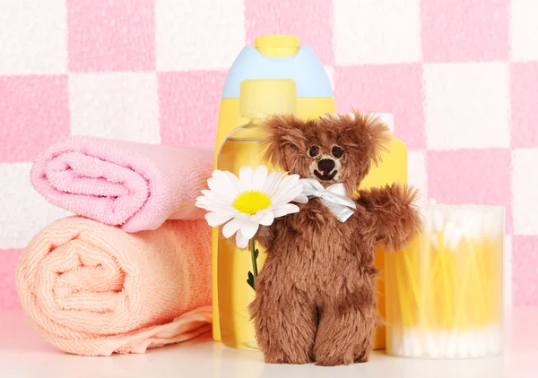 Cosmétiques pour bébés dans la salle de bain — Photo