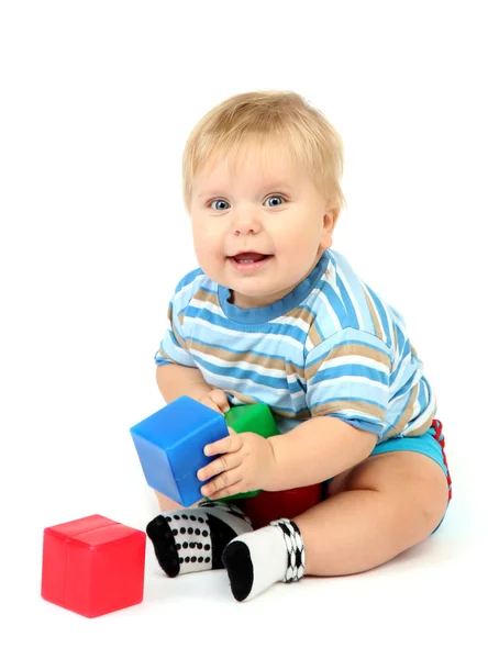 Liten pojke leker med multicolor block — Stockfoto