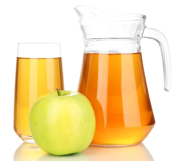 Volles Glas und Krug Apfelsaft und Apfel isoliert auf weiß — Stockfoto