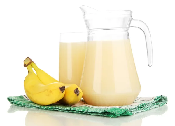 Verre plein et cruche de jus de banane et bananes isolées sur blanc — Photo