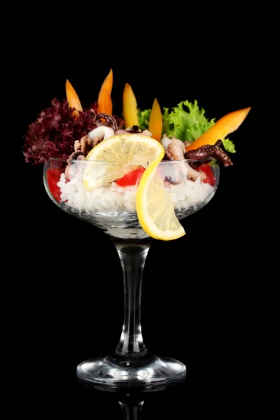 Delicatessen zeevruchten salade met rijst in glas geïsoleerd op zwart — Stockfoto