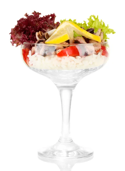 Insalata di frutti di mare delicati con riso in vetro isolato su bianco — Foto Stock