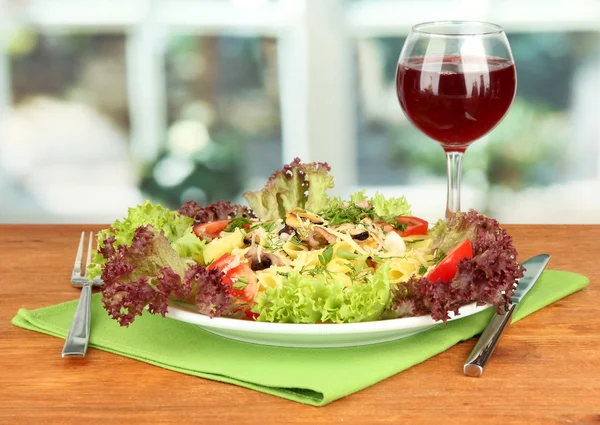 Läcker italiensk pasta med skaldjur på ljus bakgrund — Stockfoto