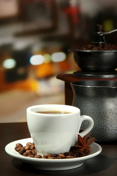 Taza de café, molinillo, turcos y granos de café en la cafetería — Foto de Stock