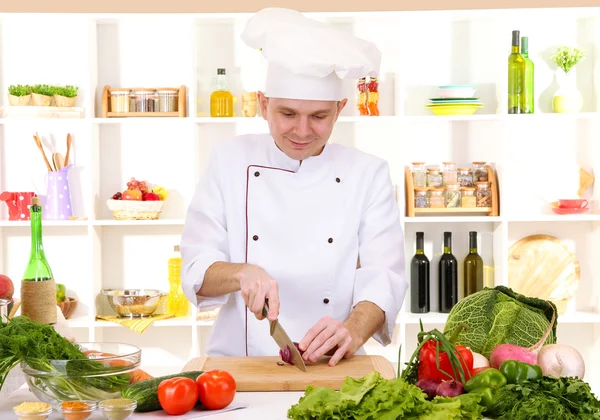 Koch kocht in der Küche — Stockfoto