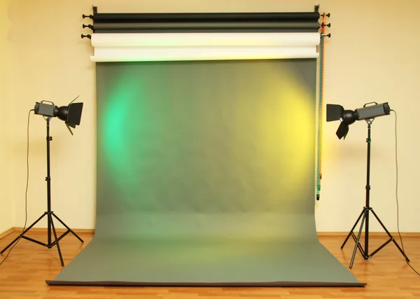 Lege fotostudio met verlichtingsapparatuur — Stockfoto