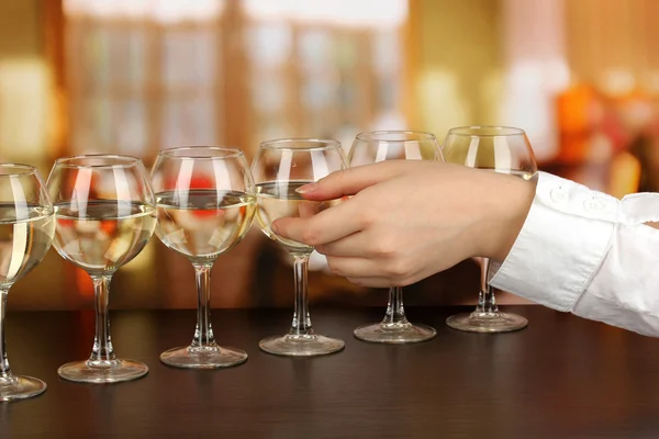 Degustación de vino blanco en el fondo de la habitación — Foto de Stock