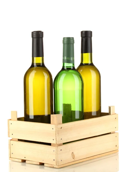 Garrafas de vinho em caixa de madeira isolada em branco — Fotografia de Stock