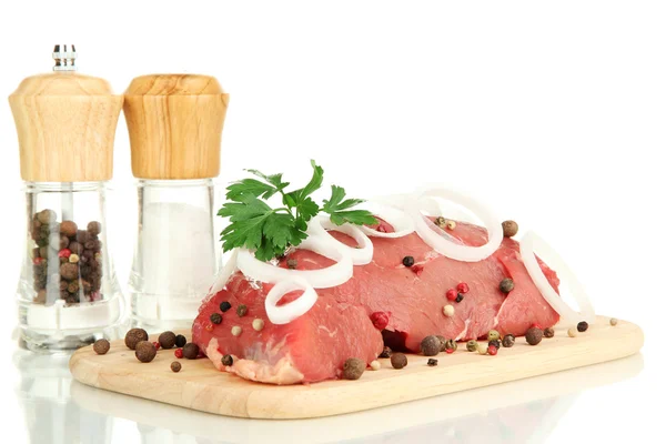 Carne crua de bovino isolada a branco — Fotografia de Stock