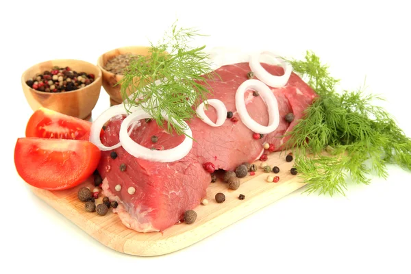 Surowy wołowiny marynowane z ziół i przypraw na białym tle — Zdjęcie stockowe
