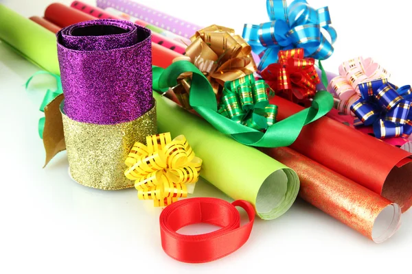 Rollos de papel de regalo de Navidad con cintas, lazos aislados en blanco —  Fotos de Stock