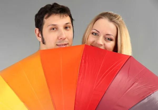 Couple aimant avec parapluie sur fond gris — Photo