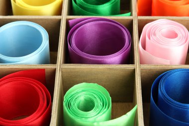 Ahşap kutusunda, parlak ipek kurdeleler yakın çekim