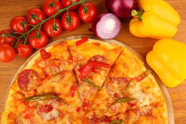 ahşap zemin üzerinde ahşap tahta üzerinde sebze ile lezzetli biberli pizza