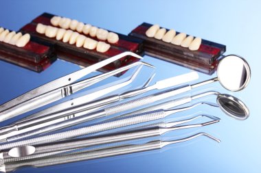 takma diş ile diş araçları üzerinde mavi arka plan ayarlamak