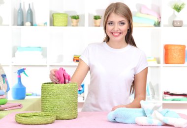 genç kız çorapları odaya koyar.