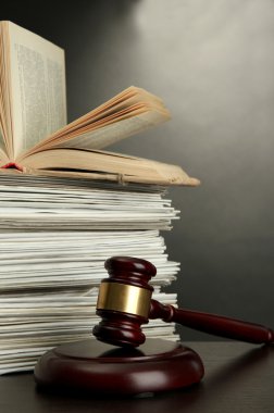 Tokmak ve gri arka plan üzerinde eski kağıtlar